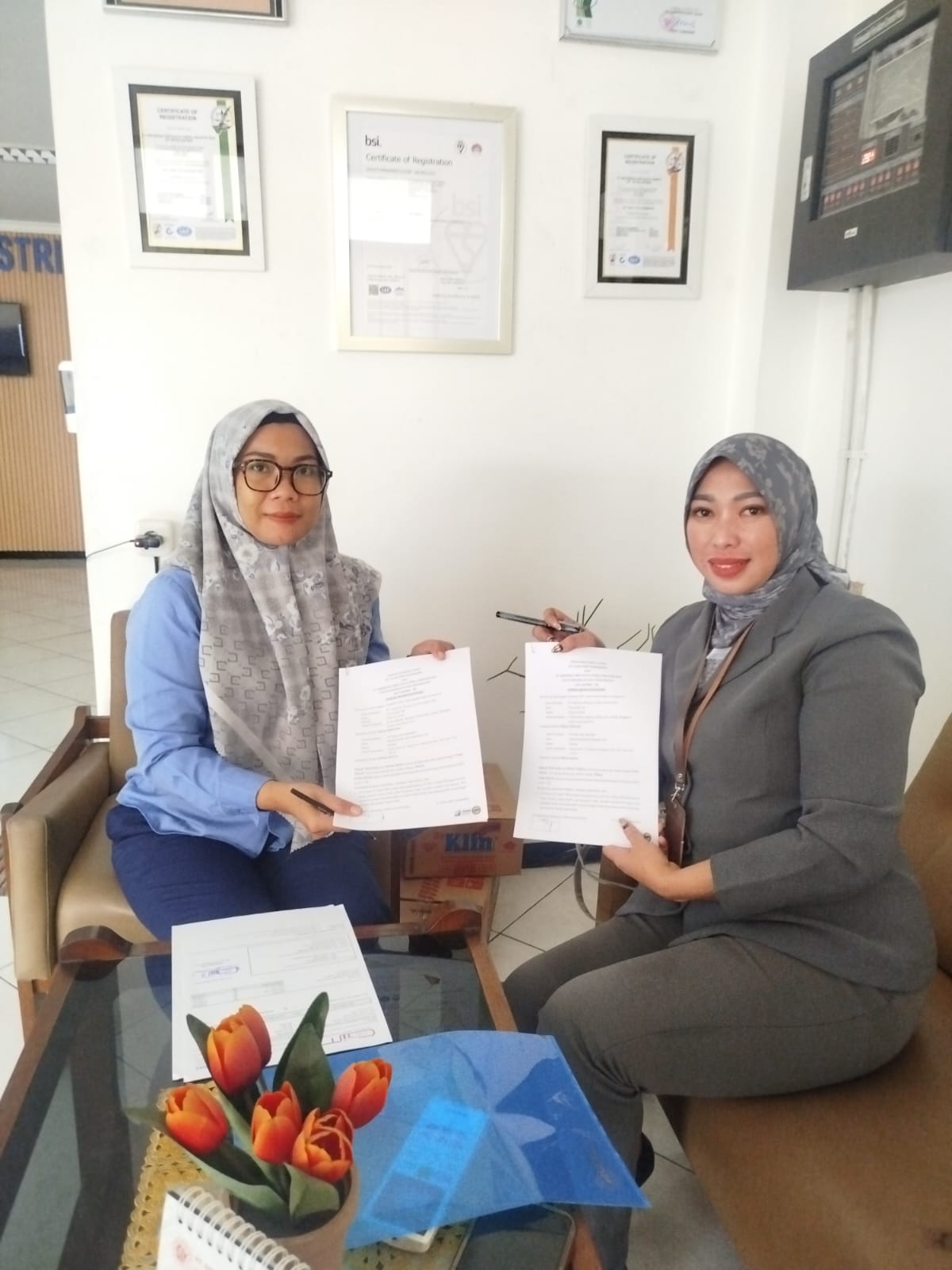 Penandatanganan kontrak SLO listrik tegangan rendah PT Indonesia Dirtajaya Aneka Industri Box di Gresik