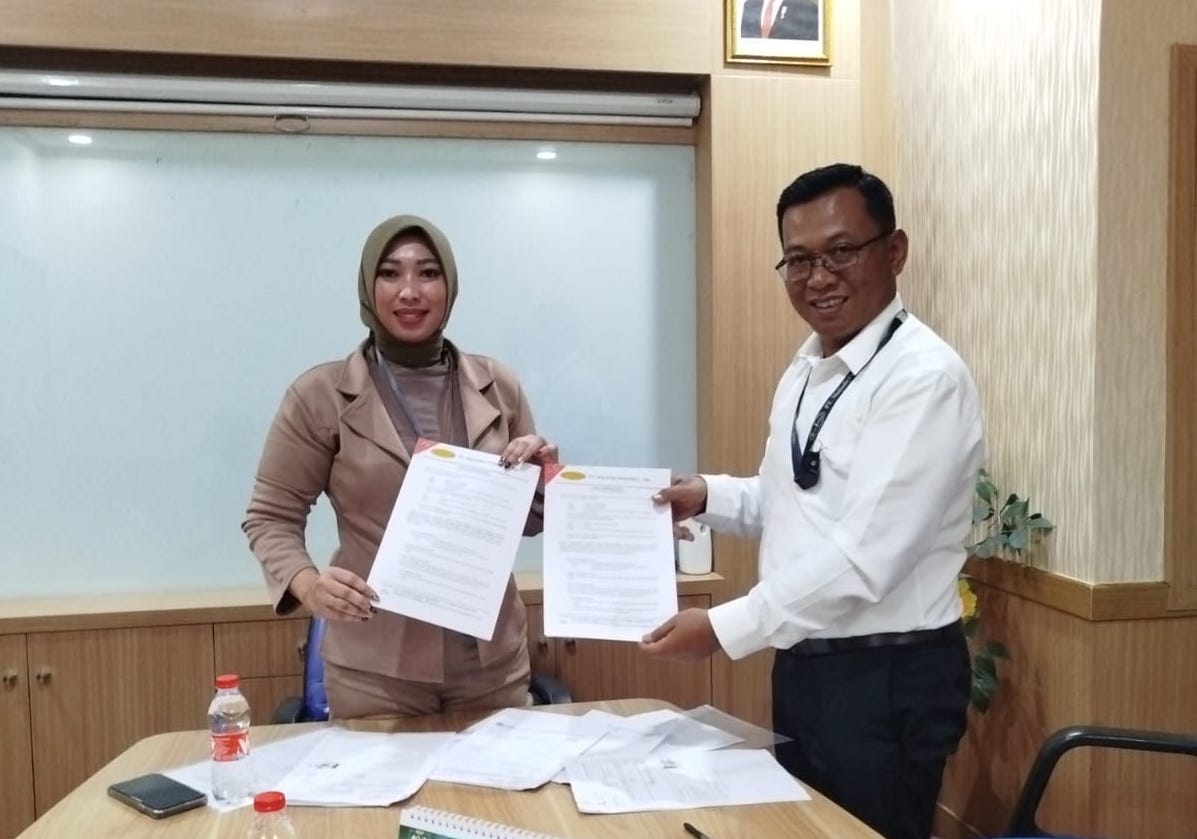Penandatanganan MOU pengurusan PBG, peil banjir, Andalalin, UKL-UPL, Pertek Air Limbah, dan Pertek Emisi PT Malindo Feedmill Tbk di Gresik
